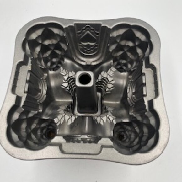 Nordic ware Castle Bundt Pan Cast Aluminum Non Stick 10 Cup Made USA - Picture 7 of 11